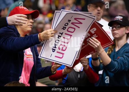 Manchester, Vereinigte Staaten. Februar 2020. Fans von Präsident Donald Trump geben vor Beginn einer Wahlkampfveranstaltung 2020, die Präsident Trump in der SNHU Arena in Manchester, New Hampshire am Montag, 10. Februar 2020 abgehalten hat, Zeichen ab. New Hampshire hält am Dienstag die erste Vorwahl für das Präsidentenamt in der Nation. Foto von Matthew Healey/UPI Credit: UPI/Alamy Live News Stockfoto