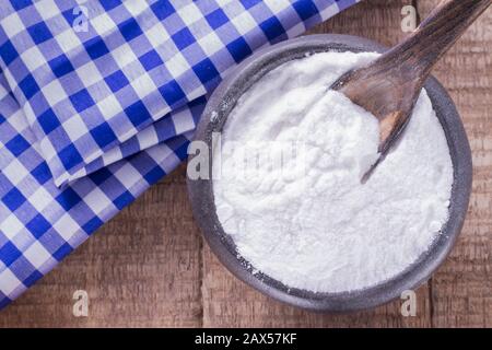 Natron in der Schüssel auf Holztisch Stockfoto