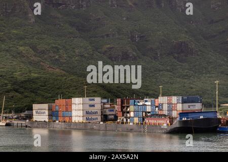 Nawiliwili, Kauai, Hawaii, USA. - 17. Januar 2020: Nahaufnahme des vollen Haaheo Transportbehälterkahns, der im Hafen angedockt ist. Grüner Berg als Kulisse. Stockfoto