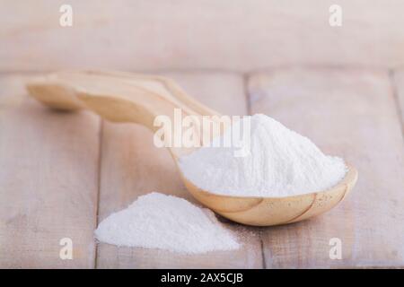Natron mit Holzlöffel auf dem Tisch. Stockfoto