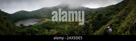 Wolkenwald in Nicaragua Wandern unter der Vegetation um einen Bergsee Stockfoto