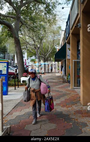 St. PETERSBURG, FL -24 JAN 2020 - Blick auf die Central Avenue im Stadtzentrum von St. Pete, Florida, Vereinigte Staaten. Stockfoto