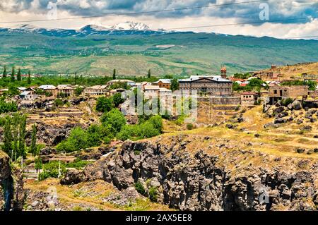 Oshakan Dorf mit dem hl. Mesrop Mashtots Kirche in Armenien Stockfoto