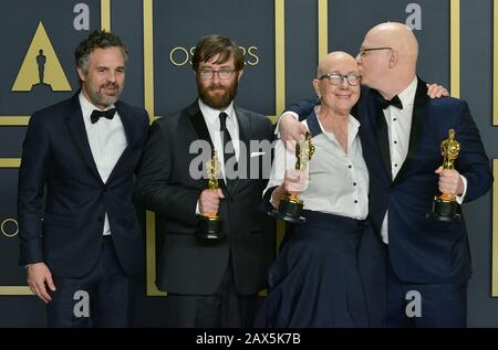 Los Angeles, USA. Februar 2020. Mark Ruffalo, Jeff Reichert, Julia Reichert, Steven Bognar 193 Filmemacher Jeff Reichert, Julia Reichert und Steven Bognar, Gewinner des Dokumentarfilmpreises für "American Factory", posieren im Presseraum während der 92. Jährlichen Oscarverleihung in Hollywood und Highland am 09. Februar 2020 in Hollywood, Kalifornien. Credit: Tsuni/USA/Alamy Live News Stockfoto