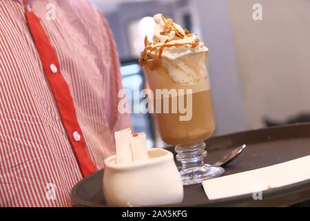 In der Nähe des Mannes, der Kaffee im Café-Restaurant serviert Stockfoto
