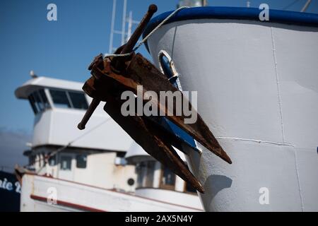 Verrostter alter Anker auf einem Fischerboot Stockfoto