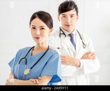 Zwei intelligente und professionelle lächelnde Ärzte Stockfoto