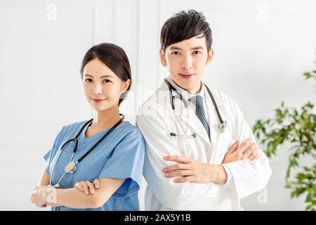 Zwei intelligente und professionelle lächelnde Ärzte Stockfoto