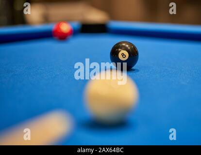 Pool/Billiard/Snooker mit Schwerpunkt auf dem Achterball. Chance, das Spiel zu gewinnen. Stockfoto