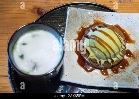 Eine Kugel Matcha-Grüntee-Eis mit einem eisgekühlten Matcha-Grüntee. Kyoto, Japan. Stockfoto