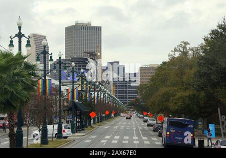 New Orleans, Louisiana, U.S.A - 4. Februar 2020 - Blick auf die Straße und den Verkehr in Richtung Innenstadt an der Rampart Street Stockfoto