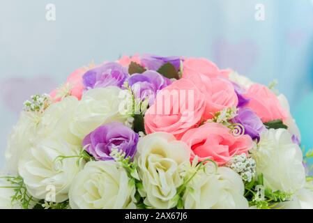 Blumenstrauß mit Stoffblumen zum Geburtstag des Mädchens. Hintergrund mit flauschiger Wolke. Selektiver Fokus. Stockfoto