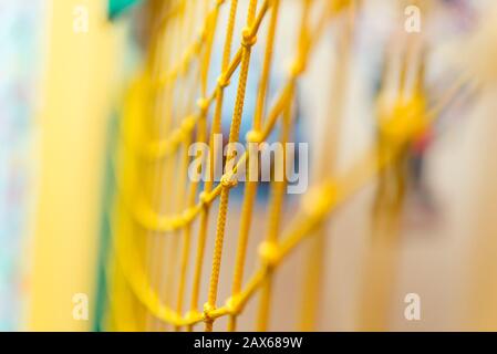 Gelbes Schutznetz mit selektivem Fokus. Stockfoto