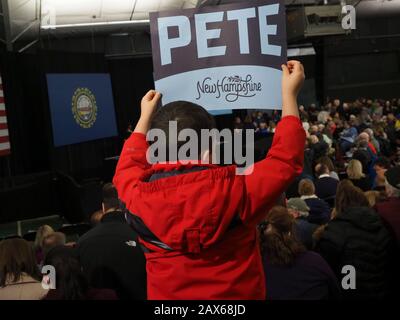 Milford, New Hampshire, USA. Februar 2020. Pete Buttigieg-Anhänger versammeln sich für die Ausholung der Wahlkundgebung in Milford, New Hampshire. Dies ist seine zweite bis letzte Wahlkampfveranstaltung vor dem Dienstag, dem 11. Februar, primäre Gutschrift: Sue Dorfman/ZUMA Wire/Alamy Live News Stockfoto