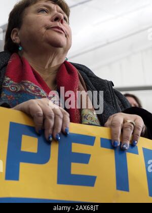 Milford, New Hampshire, USA. Februar 2020. Pete Buttigieg Supporter besucht die "Get Out"-Wahlrallye in Milford, New Hampshire, mit ihren Nägeln, die dem Kampagnenschild entsprechen. Credit: Sue Dorfman/ZUMA Wire/Alamy Live News Stockfoto