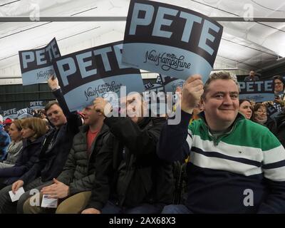 Milford, New Hampshire, USA. Februar 2020. Pete Buttigieg-Anhänger versammeln sich für die Ausholung der Wahlkundgebung in Milford, New Hampshire. Dies ist seine zweite bis letzte Wahlkampfveranstaltung vor dem Dienstag, dem 11. Februar, primäre Gutschrift: Sue Dorfman/ZUMA Wire/Alamy Live News Stockfoto