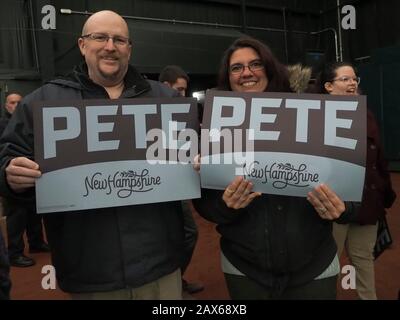 Milford, New Hampshire, USA. Februar 2020. Pete Buttigieg-Anhänger versammeln sich für die Ausholung der Wahlkundgebung in Milford, New Hampshire. Dies ist seine zweite bis letzte Wahlkampfveranstaltung vor dem Dienstag, dem 11. Februar, primäre Gutschrift: Sue Dorfman/ZUMA Wire/Alamy Live News Stockfoto