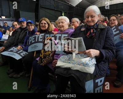 Milford, New Hampshire, USA. Februar 2020. Pete Buttigieg-Anhänger versammeln sich für die Ausholung der Wahlkundgebung in Milford, New Hampshire. Dies ist seine zweite bis letzte Wahlkampfveranstaltung vor dem Dienstag, dem 11. Februar, primäre Gutschrift: Sue Dorfman/ZUMA Wire/Alamy Live News Stockfoto