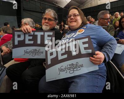 Milford, New Hampshire, USA. Februar 2020. Pete Buttigieg-Anhänger versammeln sich für die Ausholung der Wahlkundgebung in Milford, New Hampshire. Dies ist seine zweite bis letzte Wahlkampfveranstaltung vor dem Dienstag, dem 11. Februar, primäre Gutschrift: Sue Dorfman/ZUMA Wire/Alamy Live News Stockfoto