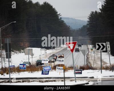 Milford, New Hampshire, USA. Februar 2020. Die Kandidatenschilder füllen eine Drehverbindung in der Nähe von Keene, New Hampshire. Credit: Sue Dorfman/ZUMA Wire/Alamy Live News Stockfoto