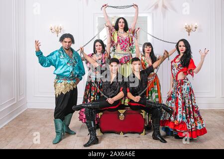 Ensemble des Volksgeypsy Tanzes in traditionellen Kostümen Stockfoto