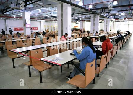 Peking, Chinas Provinz Guangdong. Februar 2020. Arbeiter essen in regelmäßigen Abständen, wie es im Hytera Industrial Park im Longgang District in Shenzhen, Südchina Guangdong Provinz, 10. Februar 2020 erforderlich ist. Kredit: Liang Xu/Xinhua/Alamy Live News Stockfoto