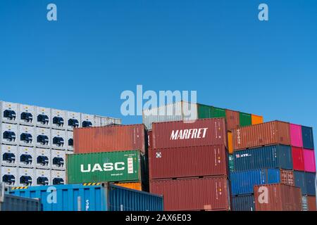 Tauranga Neuseeland - 23. Januar 2020; Cargo-Container in verschiedenen Farben übereinander gestapelt in Winkeln Stockfoto