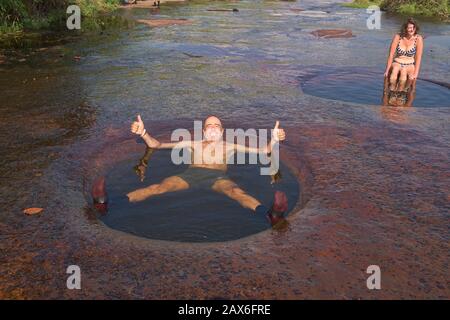 Genießen Sie die tiefen natürlichen Schwimmlöcher von Las Gachas, Guadalupe, Santander, Kolumbien Stockfoto