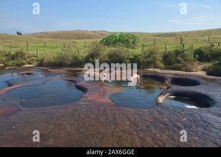 Genießen Sie die tiefen natürlichen Schwimmlöcher von Las Gachas, Guadalupe, Santander, Kolumbien Stockfoto