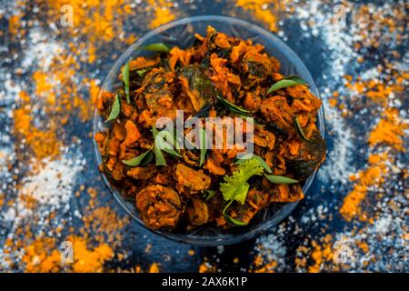 Berühmtes indisches & Gujarati-Imbiss in einer Glasplatte auf Holzoberfläche, z. B. Patra oder Paatra, bestehend aus hauptsächlich Colocasia-Esculenta oder Arbi-Ke-Pfanne oder Stockfoto