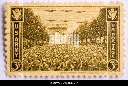 US-Briefmarke vom 28. September 1945 mit US-Truppen, die durch Paris Frankreich marschieren. Stockfoto