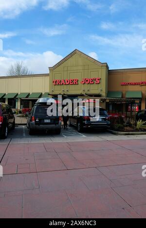 Schaufenster Außenansicht eines Trader Joes Lebensmittelgeschäftes in, im Issaquah Commons Einkaufszentrum in Issaquah, Washington, USA. Stockfoto