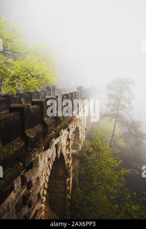 Berühmte Basteirücke in Sachsen, Deutschland, von Nebel bedeckt Stockfoto