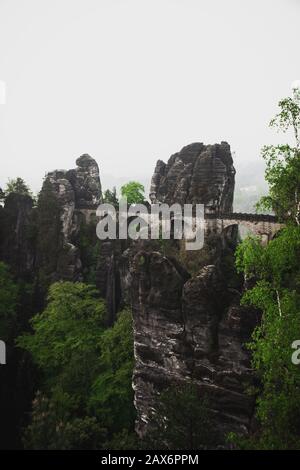 Basteibrücke im Basteigebiet, Elbsandsteingebirge von Ferdinandstein in Sachsen aus gesehen Stockfoto