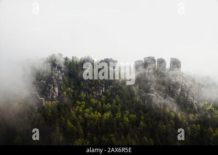 Panoramablick auf das von Nebel überdeckte Elbsandsteingebirge in Sachsen, Deutschland Stockfoto