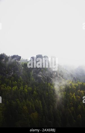 Panoramablick auf das von Nebel überdeckte Elbsandsteingebirge in Sachsen, Deutschland Stockfoto