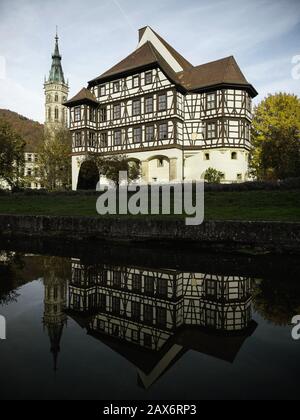 Spiegelung des Residenzschlosses Urach im Erms in Bad Urach, Baden-Württemberg, Deutschland Stockfoto