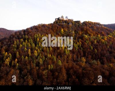 Die Ruinen von Burg Hohenurach überragen den bunten Herbstwald bei Bad Urach in Baden-Württemberg Stockfoto