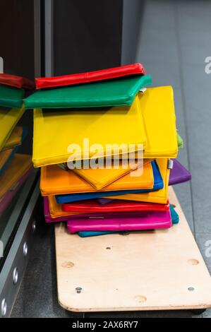 Mehrfarbige rechteckige Objekte übereinander Stockfoto