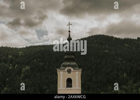 Nahaufnahme eines Kirchturm mit einem malerischen Berg in Der Hintergrund Stockfoto