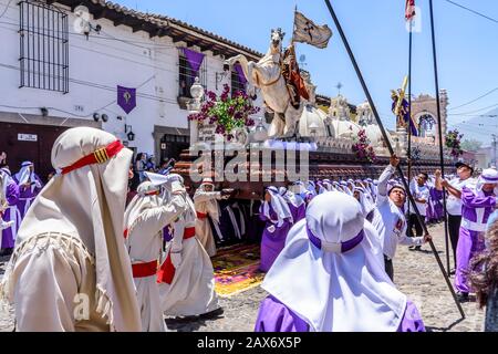 Antigua, Guatemala - 14. April 2019: Palmsonntagsprozession im UNESCO-Weltkulturerbe mit berühmten Feiern der Karwoche. Stockfoto