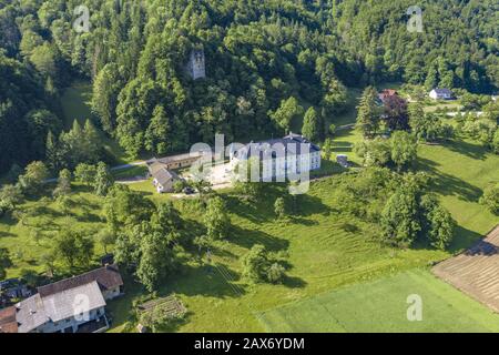 Schöne Aufnahme des Landguts Bukovje in Slowenien umgeben von Natur Stockfoto