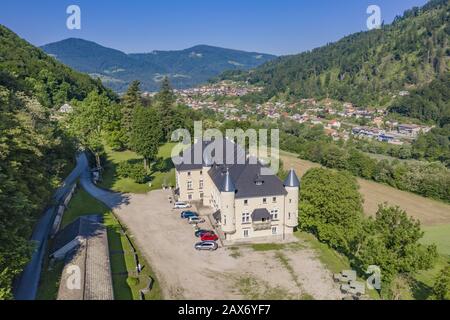 Luftaufnahme des Landguts Bukovje in der Stadt Dravograd in Slowenien Stockfoto