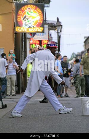 New ORLEANS, VEREINIGTE STAATEN - 09. September 2019: 09. September 2019 - New Orleans, USA: Die Straßen von New Orleans füllen sich mit Besuchern und Straßenkünstlern i Stockfoto
