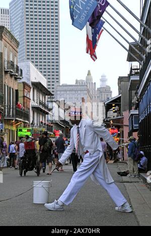New ORLEANS, VEREINIGTE STAATEN - 09. September 2019: 09. September 2019 - New Orleans, USA: Die Straßen von New Orleans füllen sich mit Besuchern und Straßenkünstlern i Stockfoto