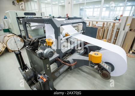 Leistungsstarke Druckmaschine mit Rollpapier zur Herstellung von Zeitungen in modernen Fabriken Stockfoto