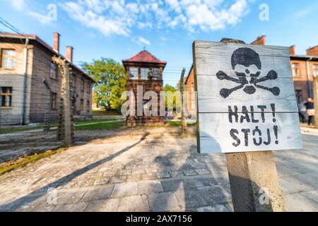 Todeszeichen im Konzentrationslager Auschwitz-Birkenau Polen stoppen. Stockfoto
