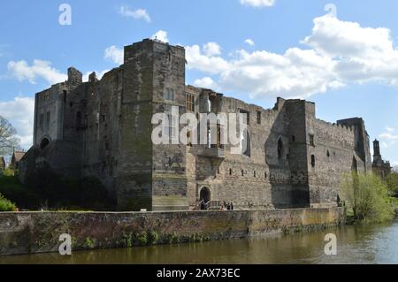 Historische, verlassene Ruinen von Newark Castle, von gegenüber dem River Trent in Newark, England, Großbritannien an einem sonnigen Tag mit ein paar Wolken in Stockfoto