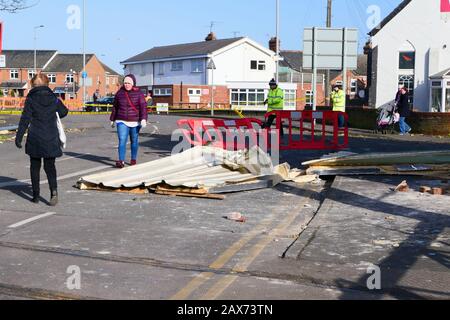 Kings Lynn, Großbritannien. Februar 2020. Menschen gehen an Trümmern vorbei, die von einem Dach in Kings Lynn, Norfolk, geblasen wurden, nachdem Storm Ciara mit Regen und hohen Winden verheerende Schäden im ganzen Land angerichtet hatte. Storm Ciara, Kings Lynn, Norfolk, Großbritannien, am 10. Februar 2020. Credit: Paul Marriott/Alamy Live News Stockfoto