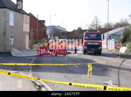 Kings Lynn, Großbritannien. Februar 2020. Arbeiter bereiten sich darauf vor, Trümmer zu beseitigen, die von einem Dach in Kings Lynn, Norfolk, geblasen wurden, nachdem Storm Ciara mit Regen und hohen Winden verheerende Schäden im ganzen Land angerichtet hatte. Storm Ciara, Kings Lynn, Norfolk, Großbritannien, am 10. Februar 2020. Credit: Paul Marriott/Alamy Live News Stockfoto